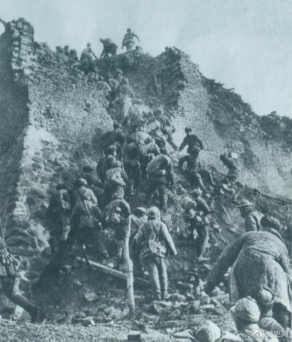 1948年12月，人民解放軍向新保安守敵發(fā)起攻擊。這是解放軍戰(zhàn)士登上新保安城頭。 